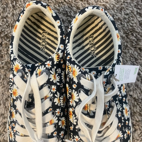 Womens Floral Sneakers - Daisy pattern - Picture 3 of 6